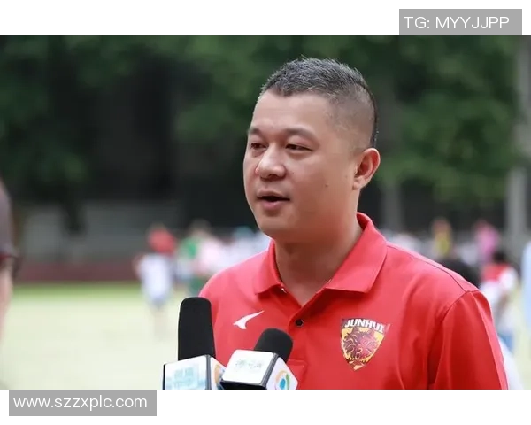 克劳福德带领球队逆转创造辉煌时刻展现足球巨星非凡实力